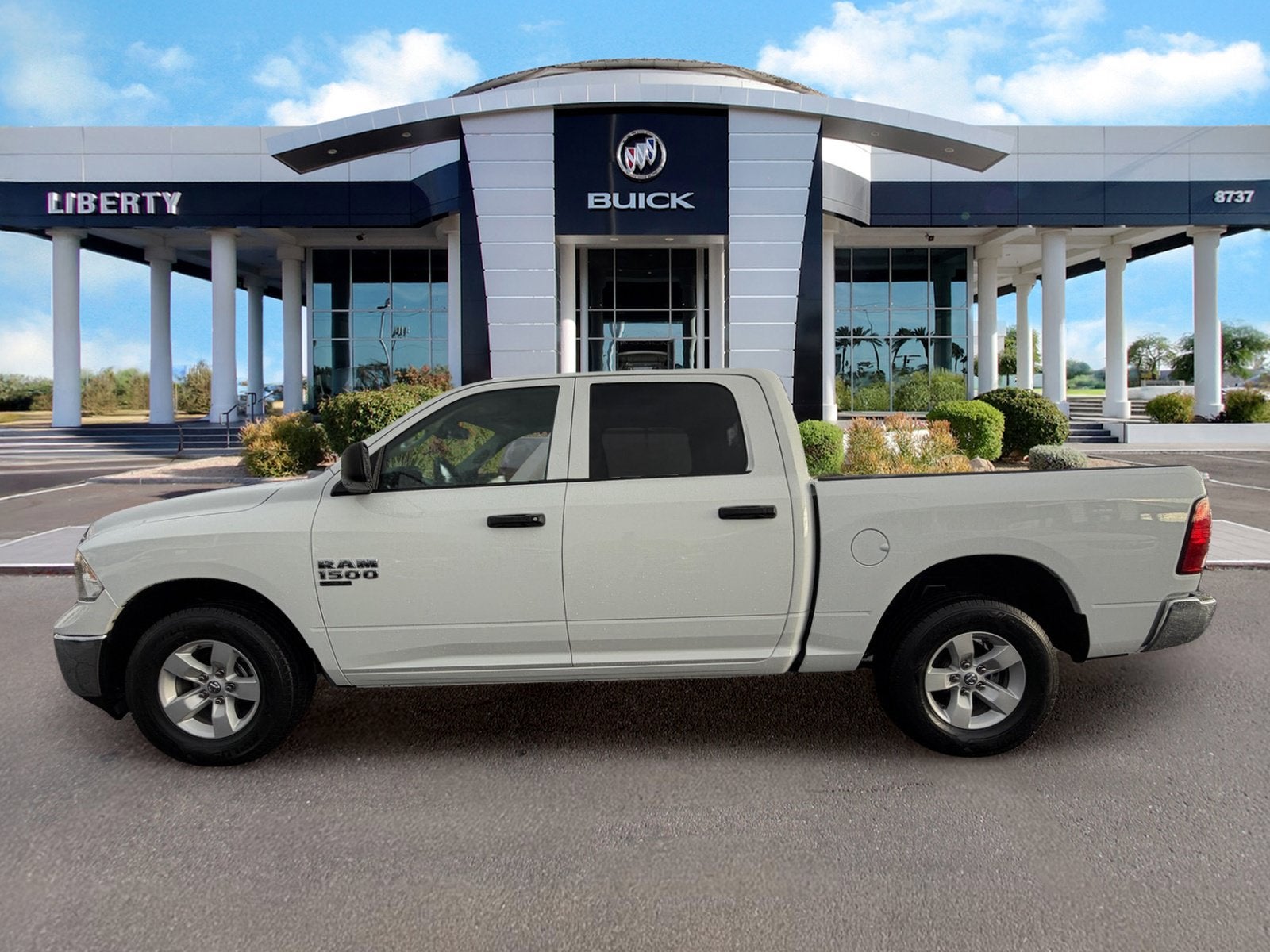 2022 RAM 1500 Classic SLT Crew Cab 4x4 5'7" Box